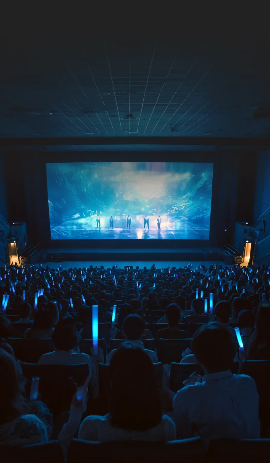 라이브의 현장감을
영화관에서 즐겨요.